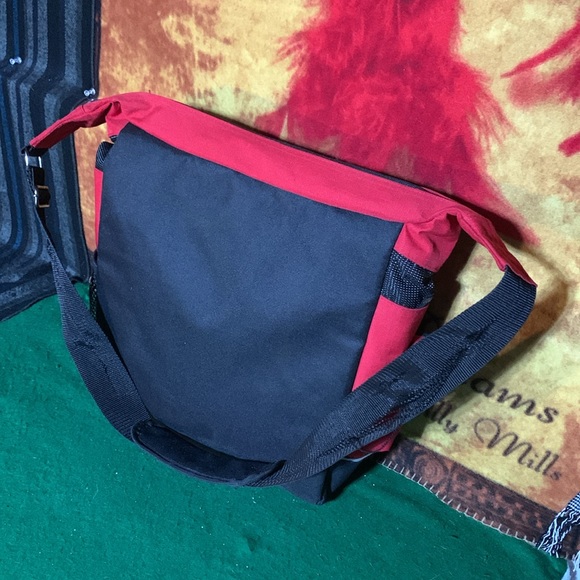 DELAGATE-red/black multi-compartment laptop/book shoulder messenger bag - Picture 5 of 11